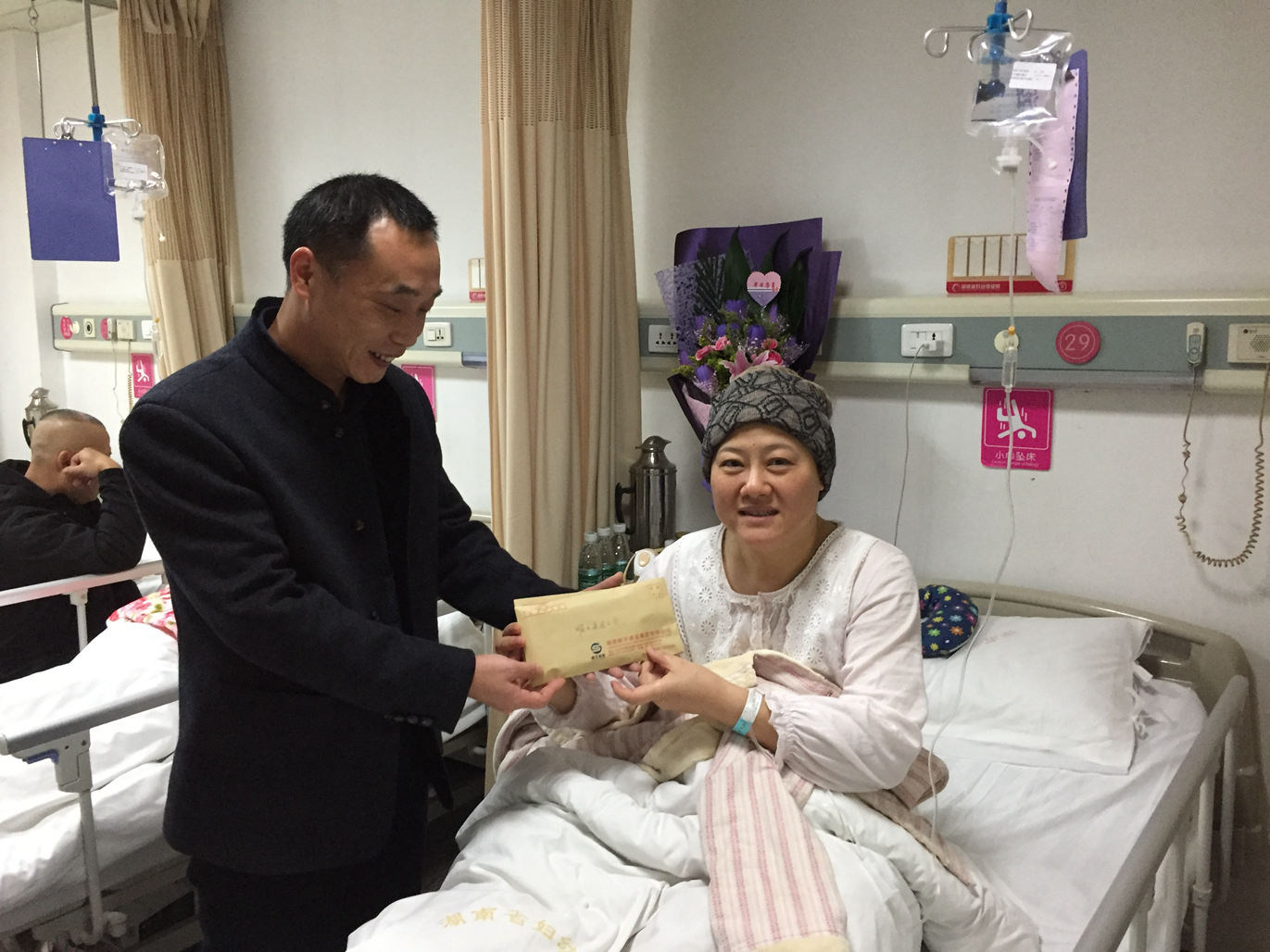 我司党支部书记、工会主席孙佑林及办公室主任张婕等一行探望慰问因重病入院治疗的经营部劳保会计孙鸣_副本.jpg 我司党支部书记、工会主席孙佑林及办公室主任张婕等一行探望慰问因重病入院治疗的经营部劳保会计孙鸣_副本.jpg