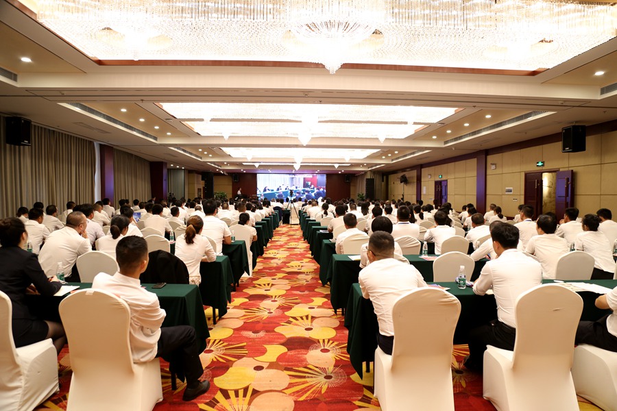 开云游戏2019年年中工作会议于8月1日在顺天黄金海岸召开_副本.jpg