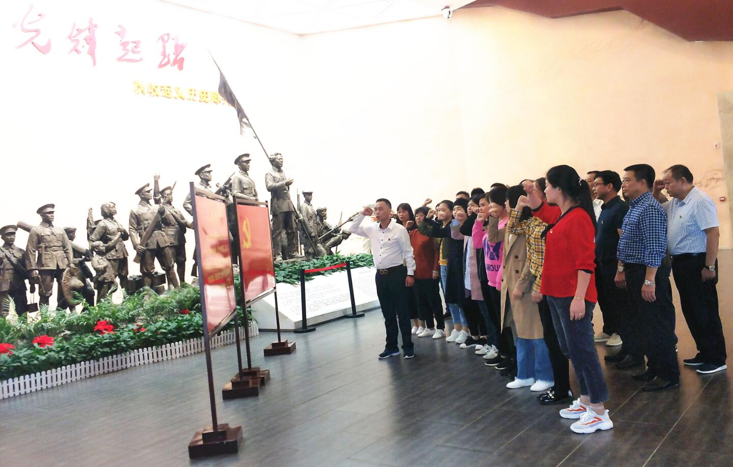 党员重温誓词.jpg 党员重温誓词.jpg